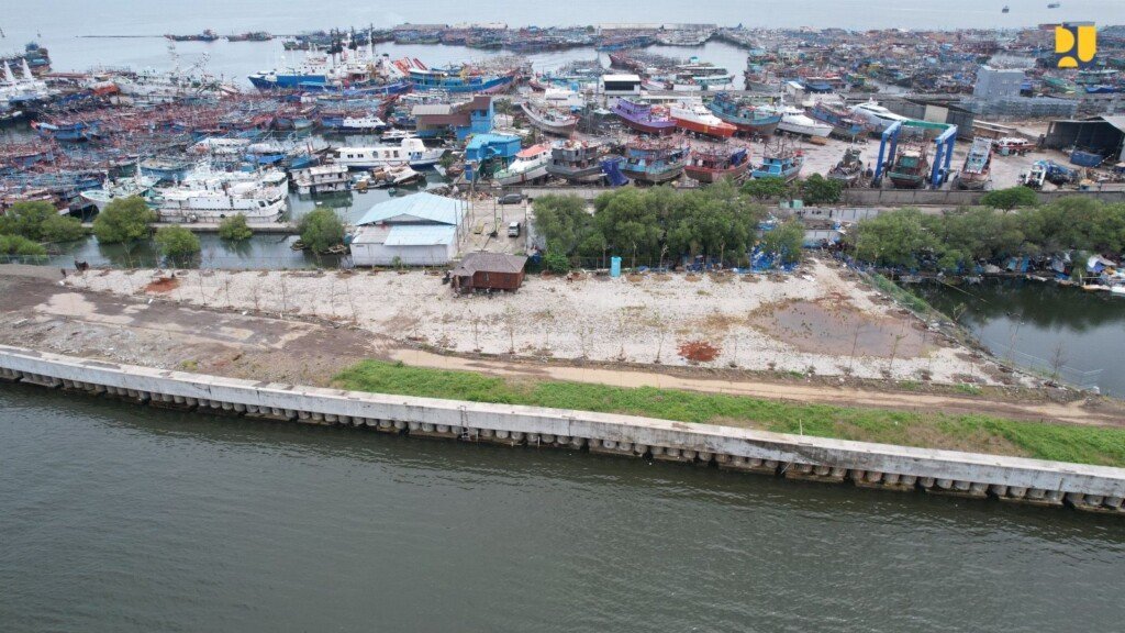 penurunan muka tanah, pembangunan tanggul di pantai jakarta,