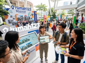 anak muda cek harga rumah