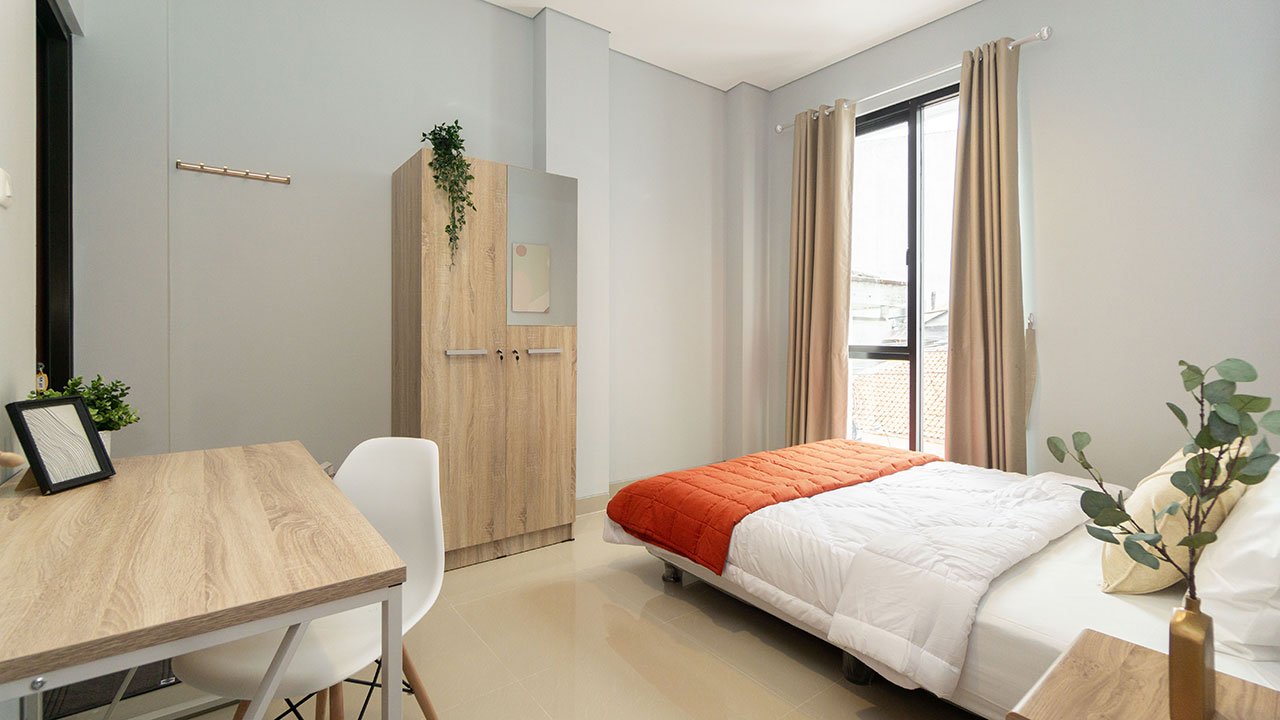 upgrade hunian pakai THR dengan kamar coliving fully furnished