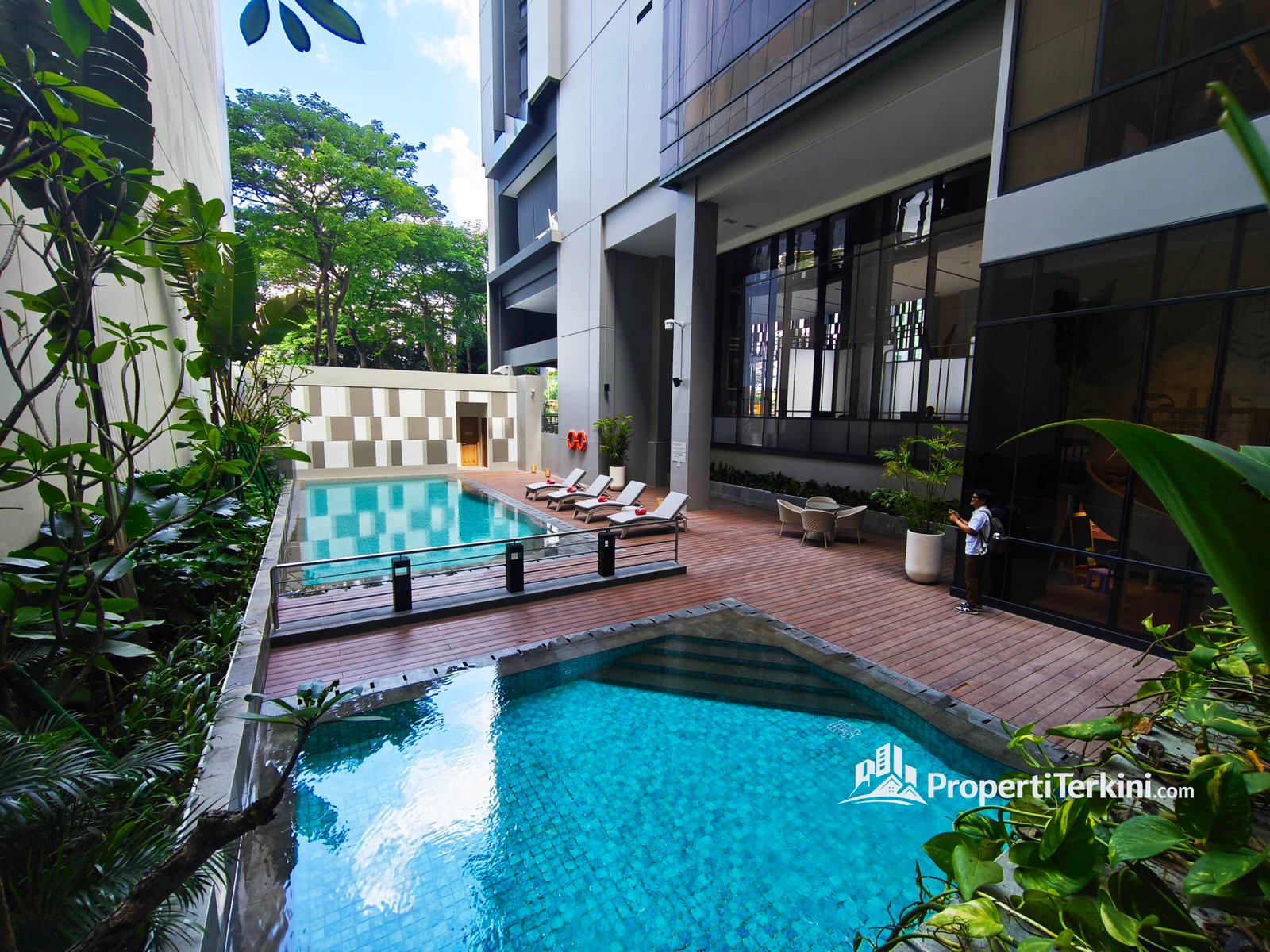 Fasilitas kolam renang Harris Hotel & Convention Serpong