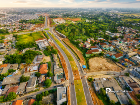 Pemandangan udara boulevard Paramount Petals yang menghubungkan kawasan utara dan selatan serta menjadi bagian dari konektivitas menuju akses tol Paramount Petals KM 25 Jakarta-Merak di Curug, Tangerang.