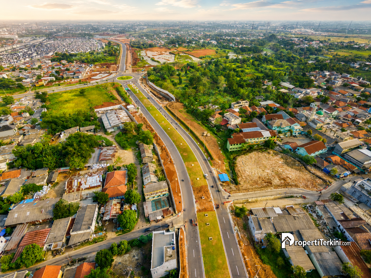 Pemandangan udara boulevard Paramount Petals yang menghubungkan kawasan utara dan selatan serta menjadi bagian dari konektivitas menuju akses tol Paramount Petals KM 25 Jakarta-Merak di Curug, Tangerang.