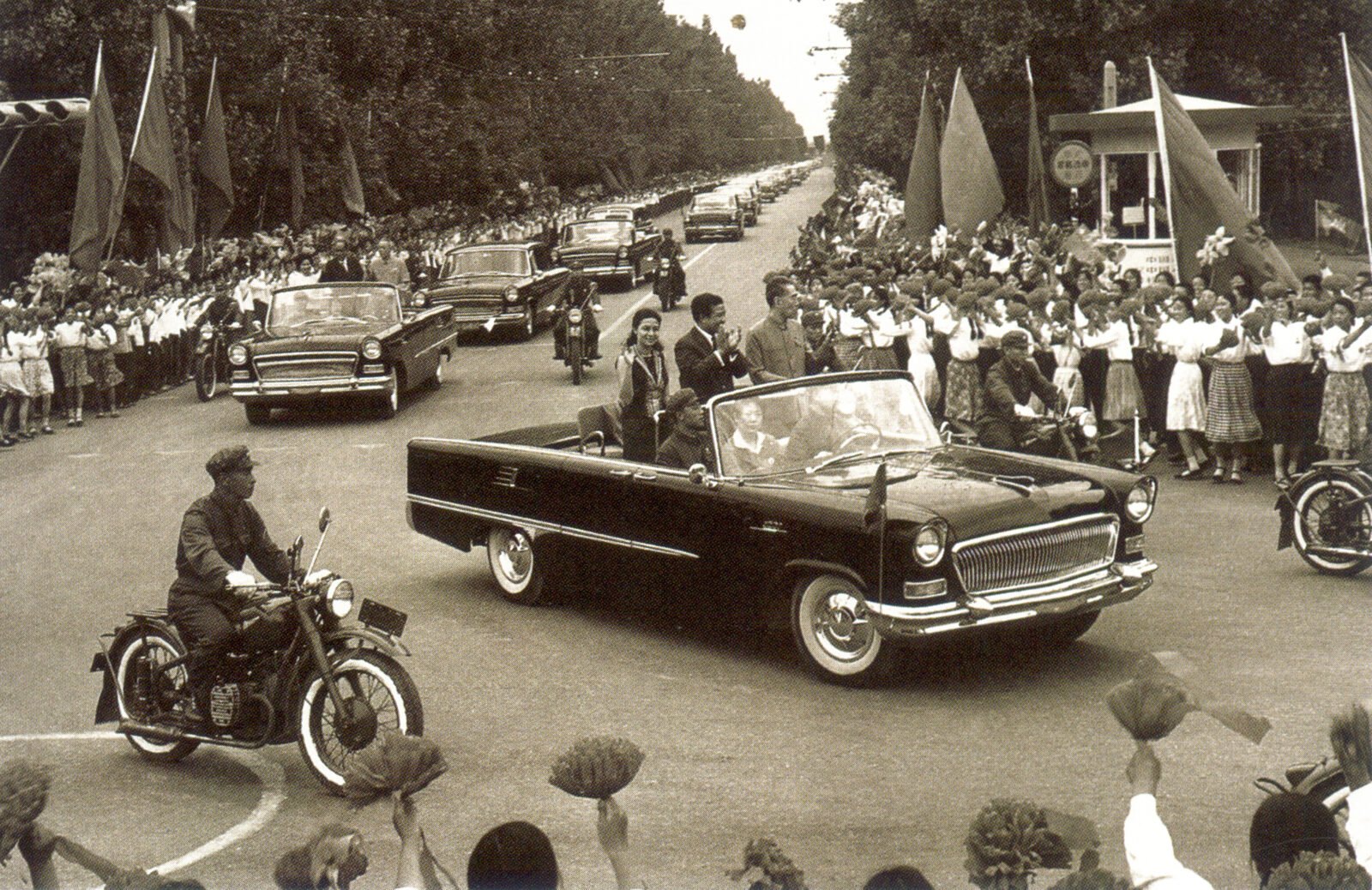 Sedan klasik Hongqi tahun 1958 melintas dalam parade kenegaraan Tiongkok sebagai awal sejarah warisan Hongqi Indonesia