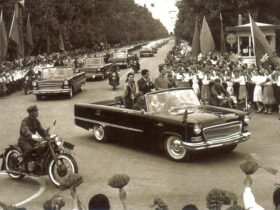 Sedan klasik Hongqi tahun 1958 melintas dalam parade kenegaraan Tiongkok sebagai awal sejarah warisan Hongqi Indonesia