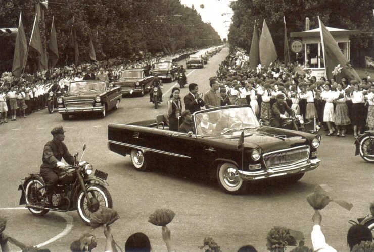 Sedan klasik Hongqi tahun 1958 melintas dalam parade kenegaraan Tiongkok sebagai awal sejarah warisan Hongqi Indonesia