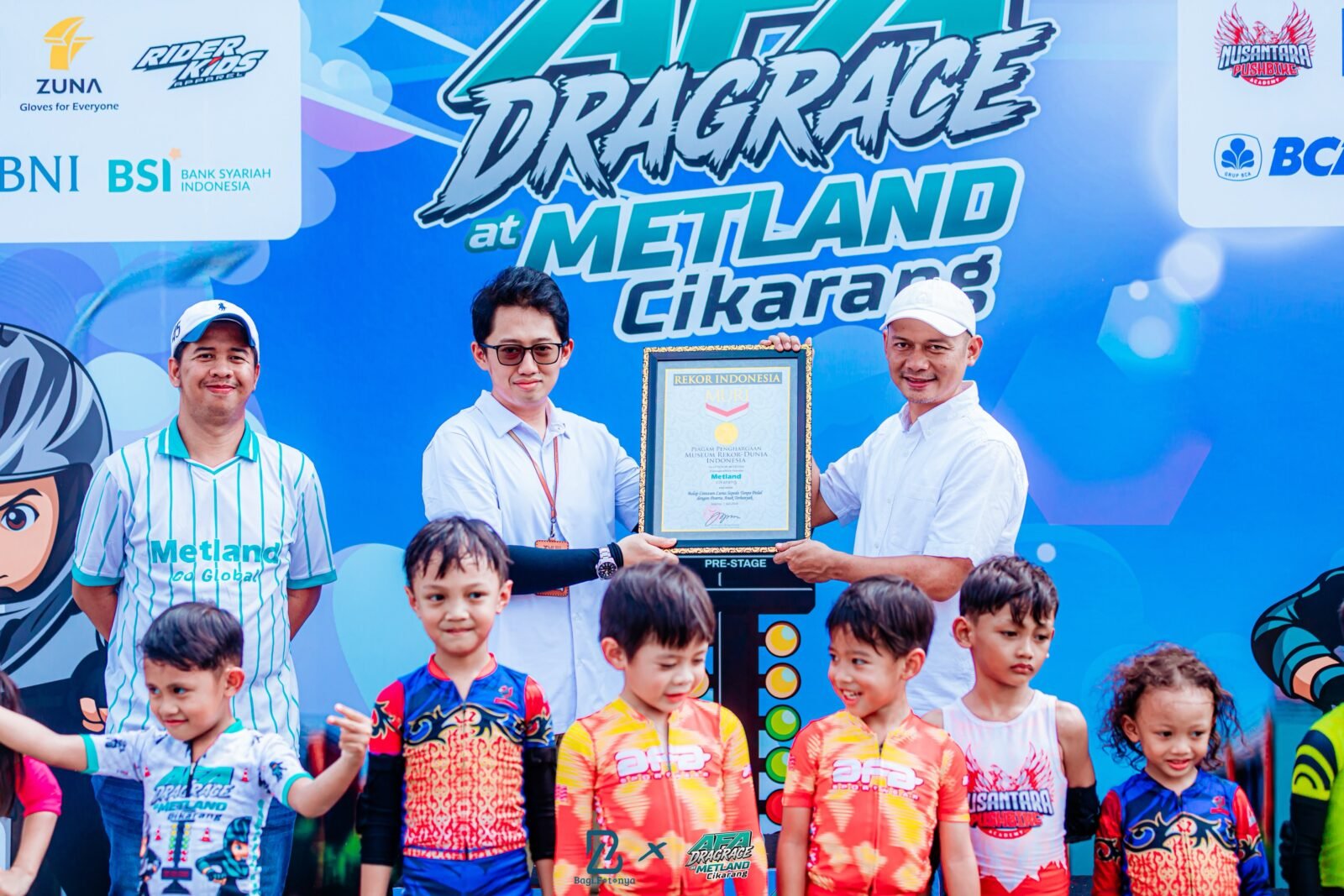 Penyerahan piagam Metland Cikarang Rekor MURI