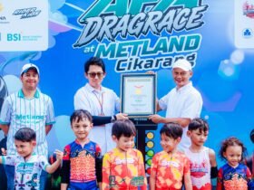 Penyerahan piagam Metland Cikarang Rekor MURI