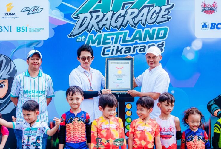 Penyerahan piagam Metland Cikarang Rekor MURI