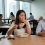 Stres dan diet tinggi protein dapat memicu bau mulut pada masyarakat urban