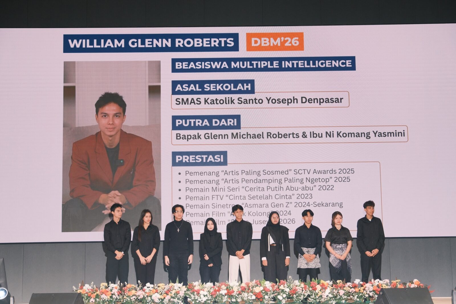 Aktor muda William Robert dan para talenta muda penerima beasiswa bakat Multiple Intelligence Scholarship Universitas Ciputra Jakarta