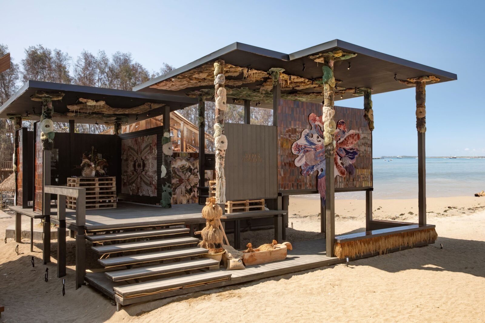 Instalasi Tapak Tumbuh dengan material sisa panen dalam eksperimen desain ruang di Sanur Bali