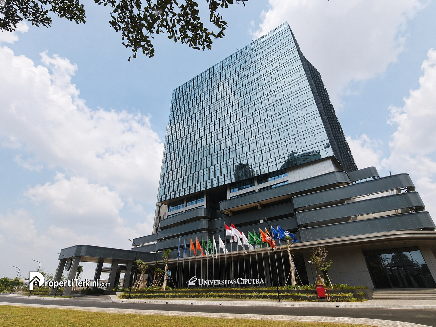 Gedung kampus Universitas Ciputra Jakarta 16 lantai di kawasan terpadu Ciputra International Puri Jakarta Barat