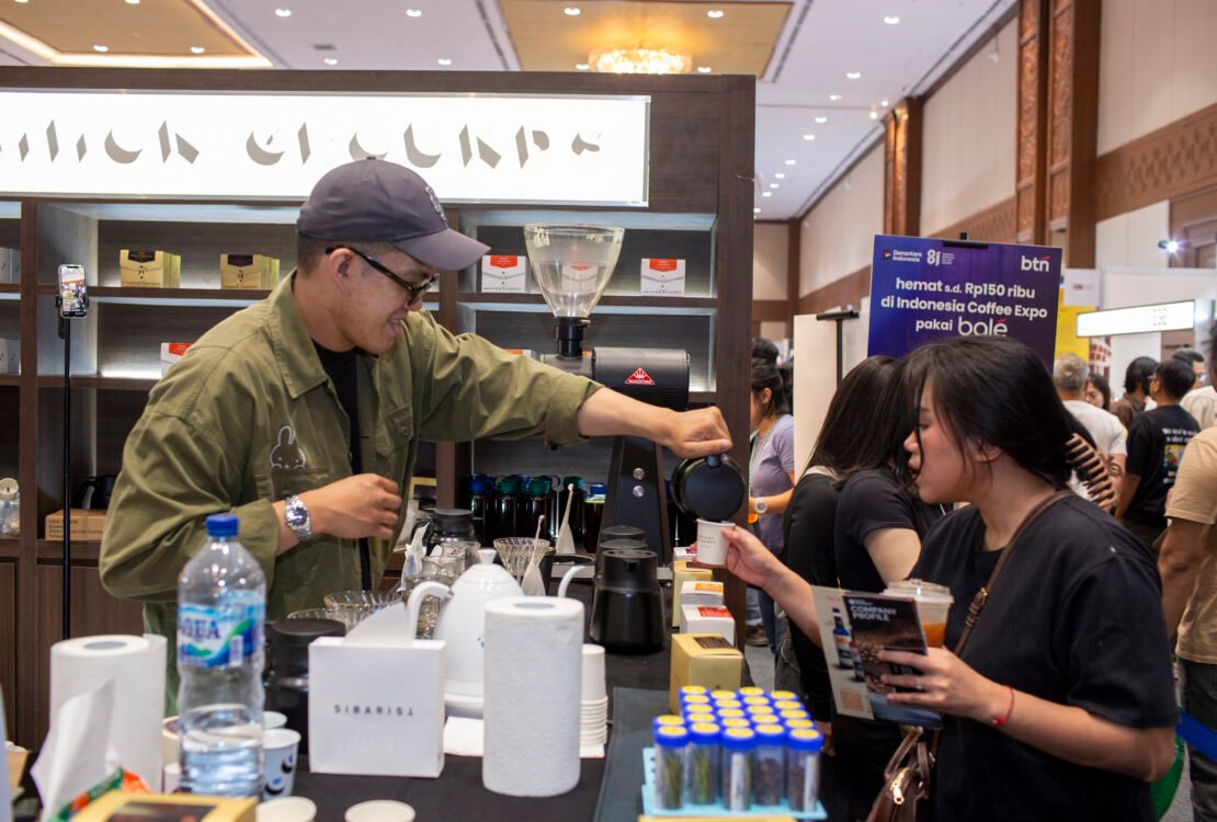 Barista menyajikan minuman kopi kepada pengunjung di pameran pasar bisnis kedai kopi ICX 2026