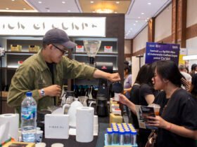 Barista menyajikan minuman kopi kepada pengunjung di pameran pasar bisnis kedai kopi ICX 2026