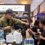 Barista menyajikan minuman kopi kepada pengunjung di pameran pasar bisnis kedai kopi ICX 2026