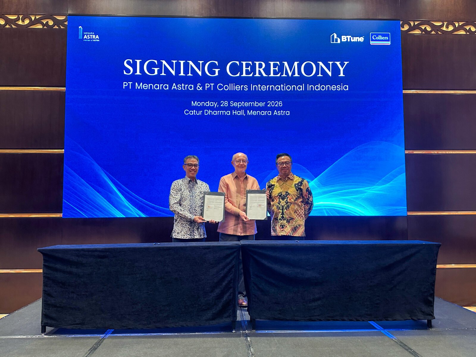 PropTech AI HVAC, pimpinan PT Menara Astra dan Colliers Indonesia menunjukkan berkas kerja sama penerapan optimasi HVAC otomatis di Menara Astra, Jakarta.