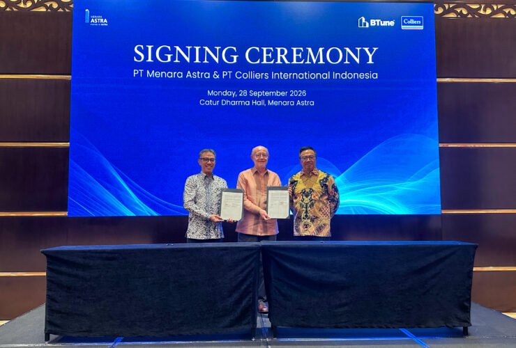 PropTech AI HVAC, pimpinan PT Menara Astra dan Colliers Indonesia menunjukkan berkas kerja sama penerapan optimasi HVAC otomatis di Menara Astra, Jakarta.