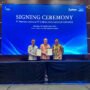 PropTech AI HVAC, pimpinan PT Menara Astra dan Colliers Indonesia menunjukkan berkas kerja sama penerapan optimasi HVAC otomatis di Menara Astra, Jakarta.