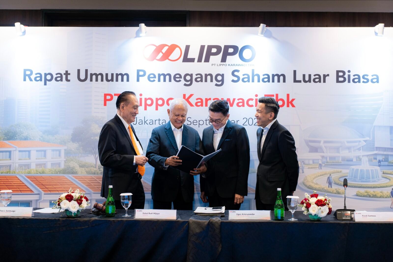 Jajaran direksi dan dewan komisaris berbincang saat RUPSLB PT Lippo Karawaci Tbk, yang membongkar rahasia Lippo Karawaci (LPKR) raih kinerja positif.