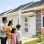 Satu keluarga terdiri dari ayah ibu dan dua anak melihat bagian depan rumah MBR dan hunian layak layak huni