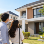 Pasangan muda memeriksa rumah sebelum membeli sebagai bagian dari cara memilih rumah pertama.
