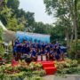 Tim lifeguard dan manajemen berpose bersama piagam rekor muri atlantis ancol dalam perayaan hari renang sedunia 2026