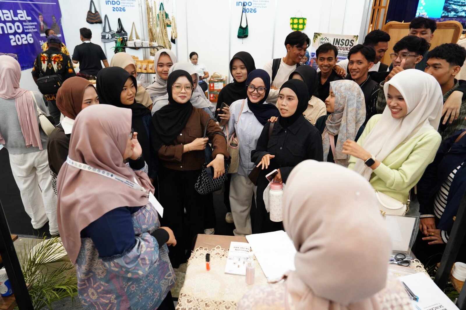 Antusiasme pengunjung dan pelaku usaha saat berinteraksi di salah satu booth pameran Halal Indo 2026 di ICE BSD City.
