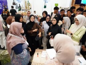 Antusiasme pengunjung dan pelaku usaha saat berinteraksi di salah satu booth pameran Halal Indo 2026 di ICE BSD City.