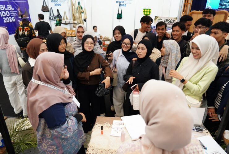 Antusiasme pengunjung dan pelaku usaha saat berinteraksi di salah satu booth pameran Halal Indo 2026 di ICE BSD City.