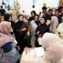 Antusiasme pengunjung dan pelaku usaha saat berinteraksi di salah satu booth pameran Halal Indo 2026 di ICE BSD City.